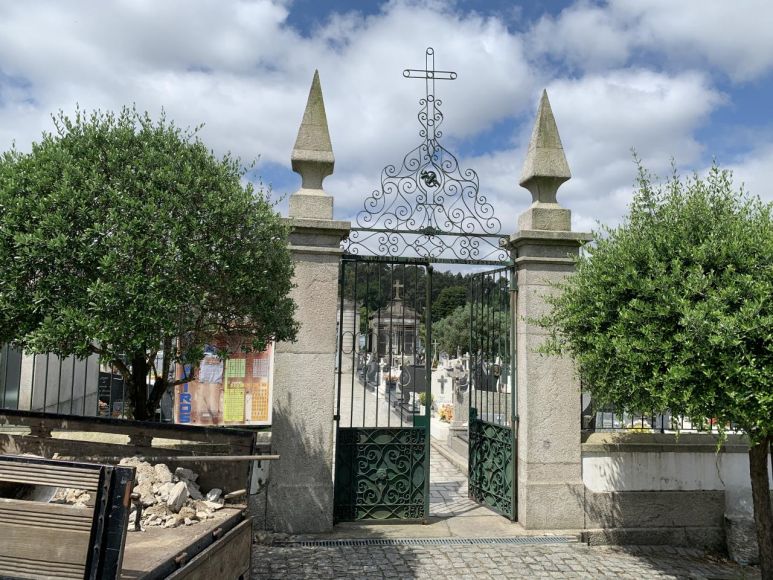 &Aacute;gua p&uacute;blica - cemit&eacute;rio Silveiros 