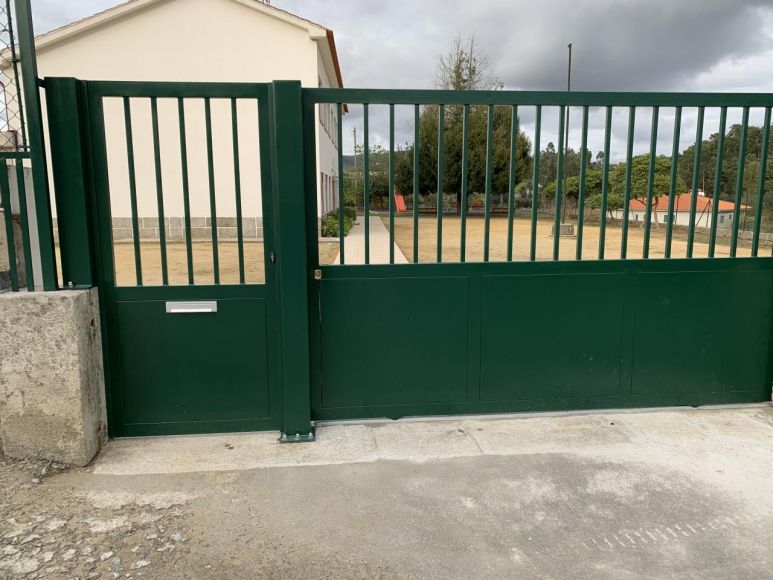 Obras melhoramento na escola em Rio Covo